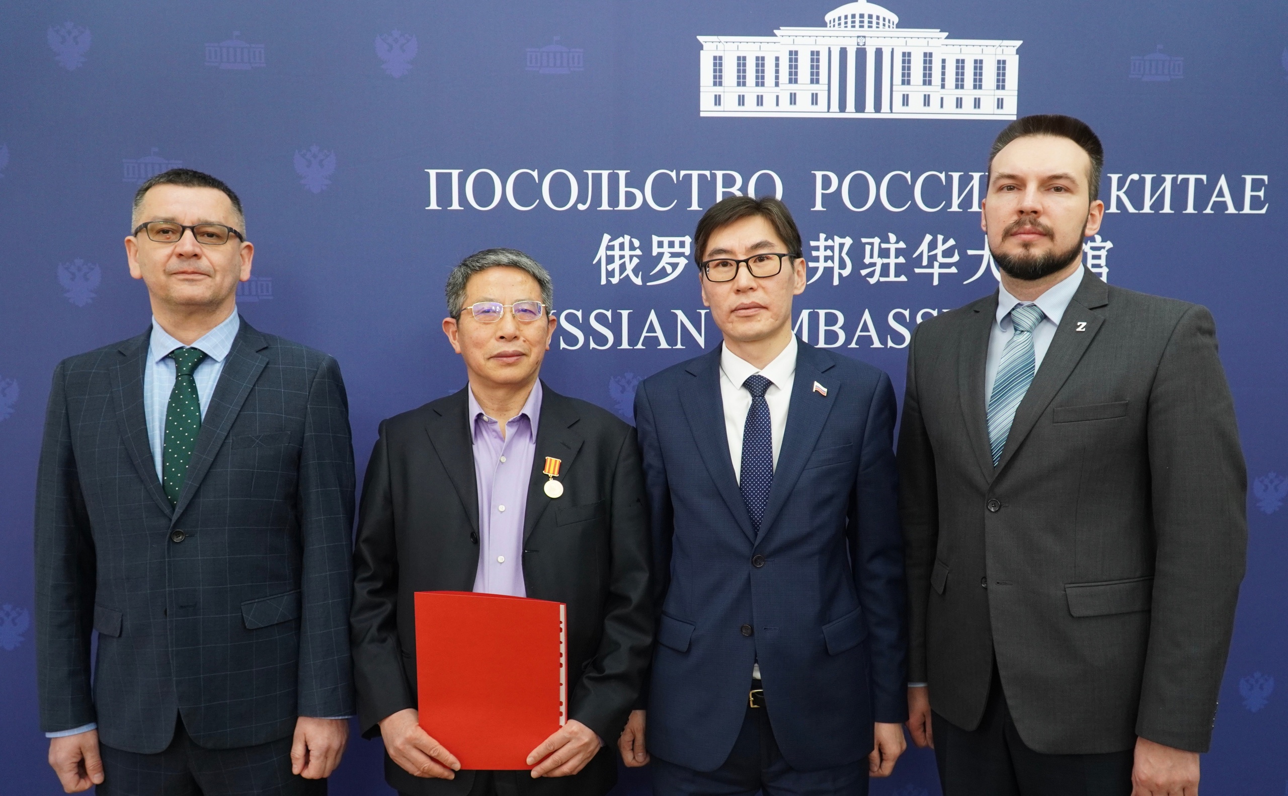 俄罗斯驻华大使馆授予浙江大学周启超教授“陀思妥耶夫斯基”奖章