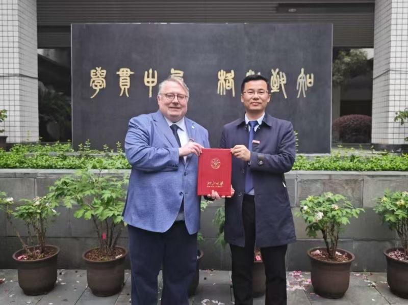 俄罗斯科学院高尔基世界文学研究所所长瓦季姆·弗拉基米罗维奇·波隆斯基荣誉中国浙江大学客座教授称号