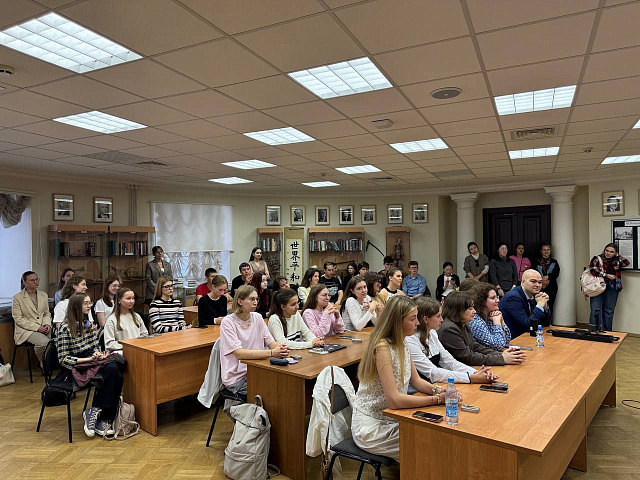 莫斯科大学亚非学院举办了与中国作家薛涛和蒋殊的创作交流会