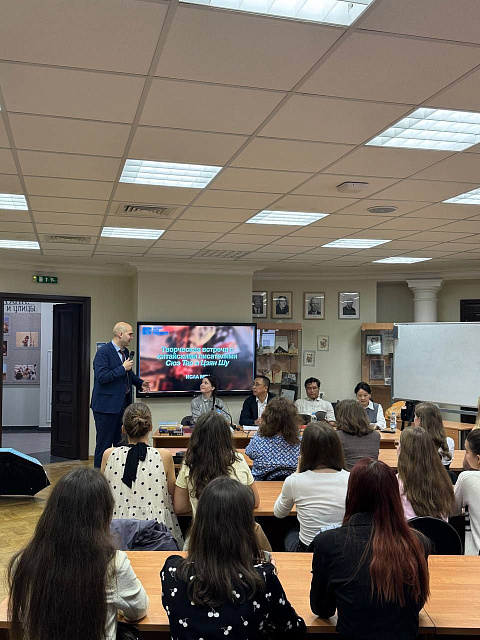 莫斯科大学亚非学院举办了与中国作家薛涛和蒋殊的创作交流会