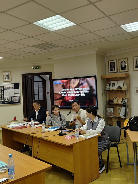 莫斯科大学亚非学院举办了与中国作家薛涛和蒋殊的创作交流会