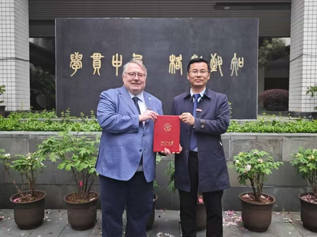 俄罗斯科学院高尔基世界文学研究所所长瓦季姆·弗拉基米罗维奇·波隆斯基荣誉中国浙江大学客座教授称号