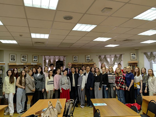 莫斯科大学亚非学院举办了与中国作家薛涛和蒋殊的创作交流会